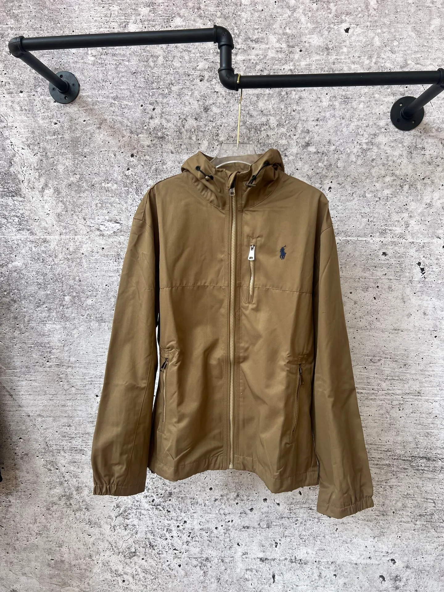 P410 Ralph Lauren autumn unisex hard shell jacket, a must-have item in autumn, the fabric is wear-resistant and waterproof, fitted version, adjustable drawstring multi-functional zipper pockets, functional and fashionable